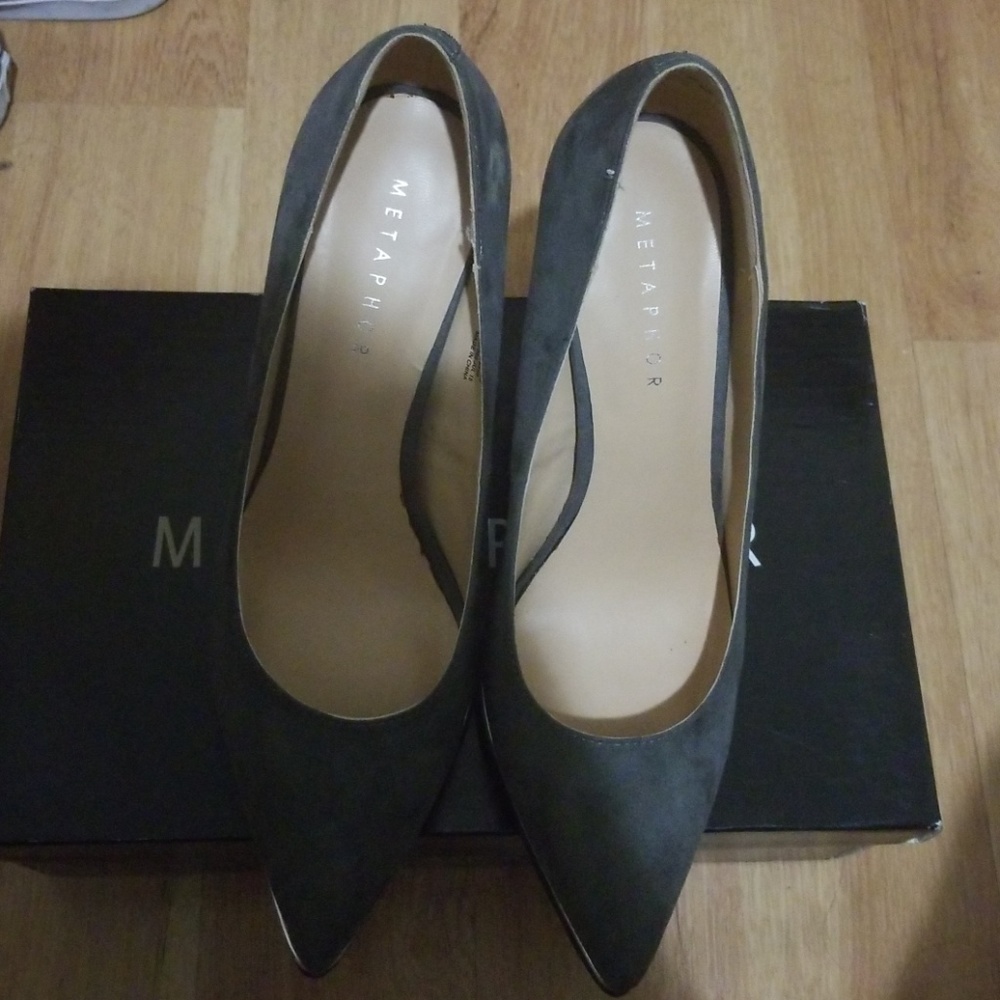 Metaphor Gray pointed toe heels